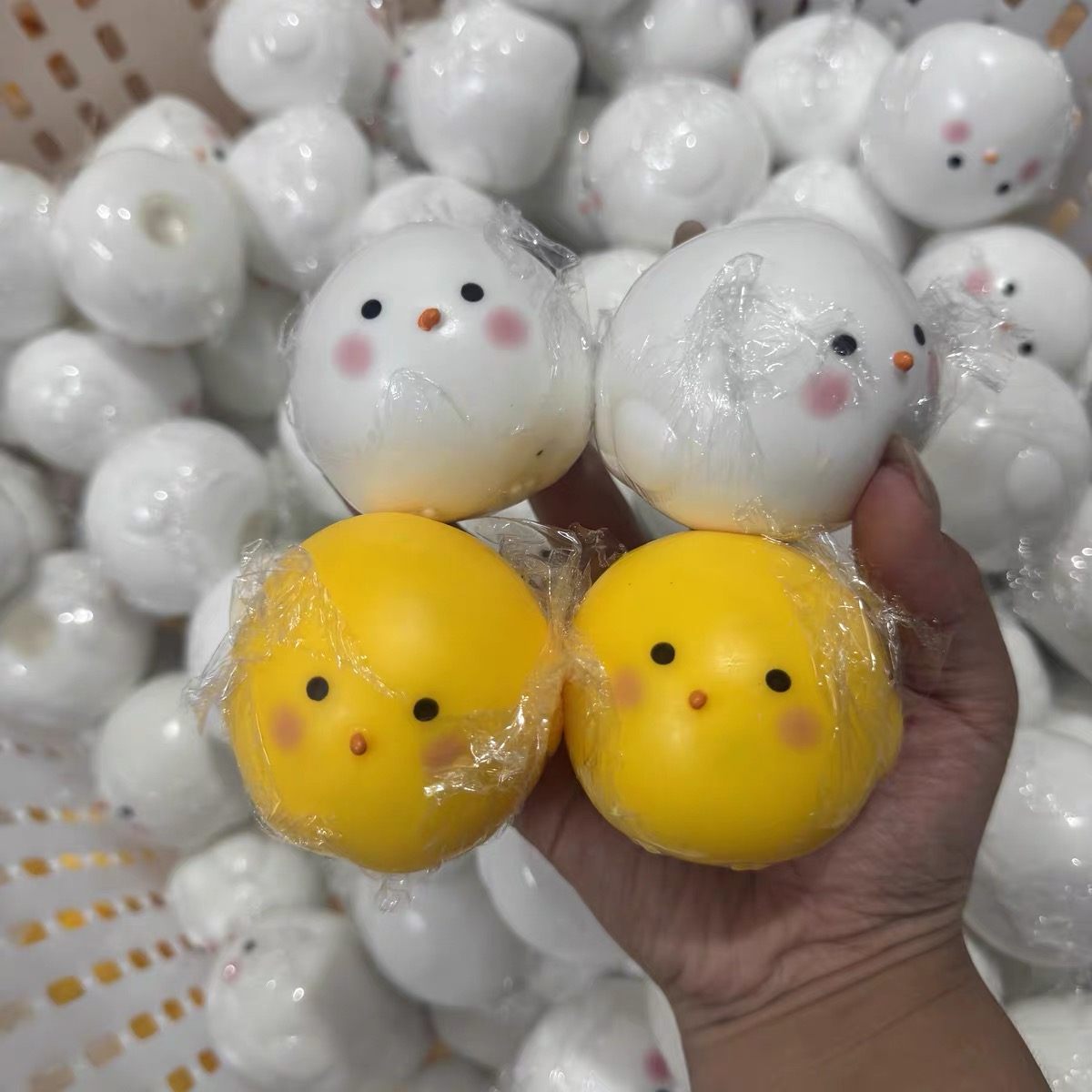 カリカリボール かわいい黄色と白のチキン型 ソフトピンチで日 - Party Games Event のレビューと価格